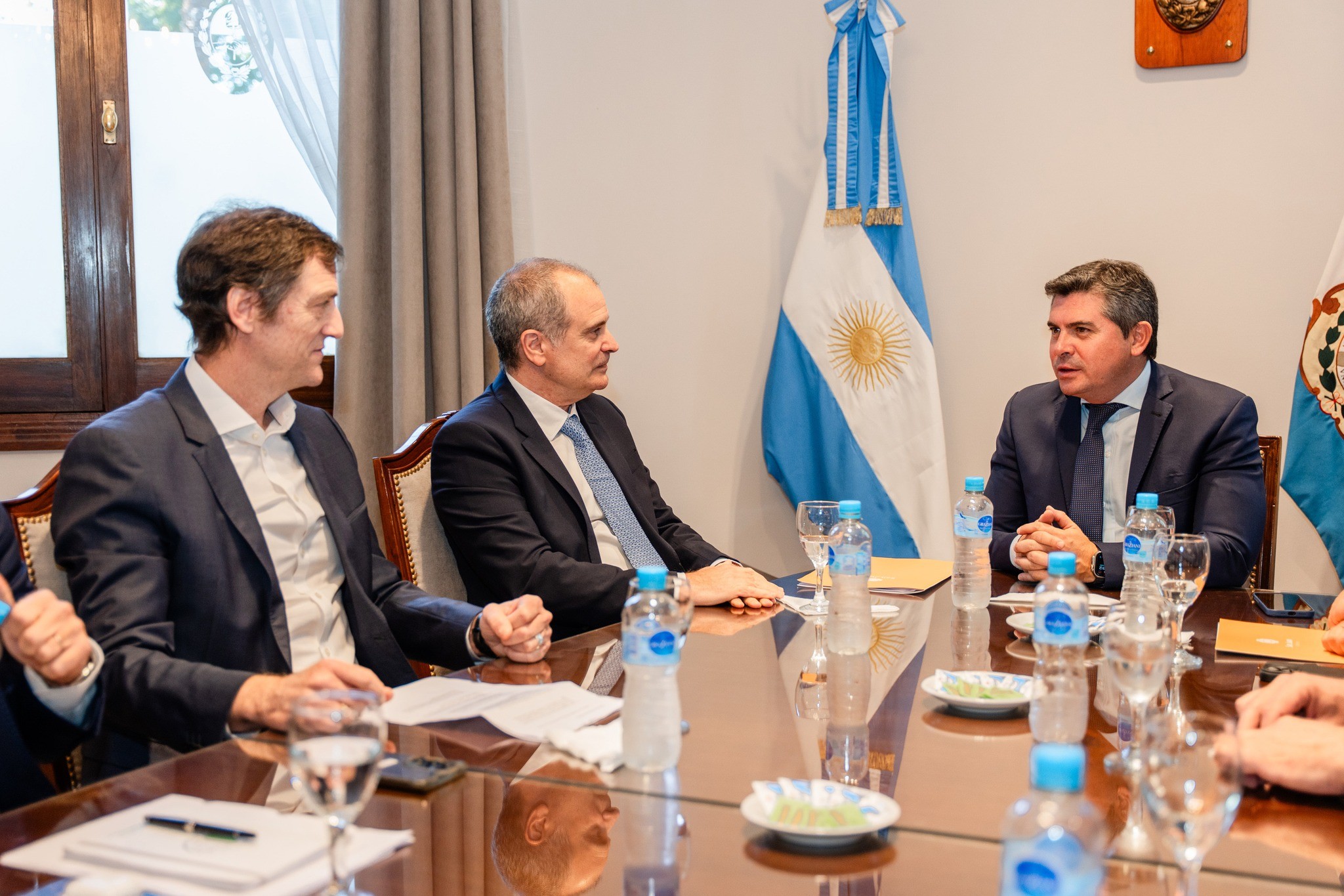 El gobernador Marcelo Orrego encabezó el anuncio de la construcción del Parque Solar San Juan Sur, un nuevo centro de generación fotovoltaica que se emplazará en el departamento de Sarmiento.