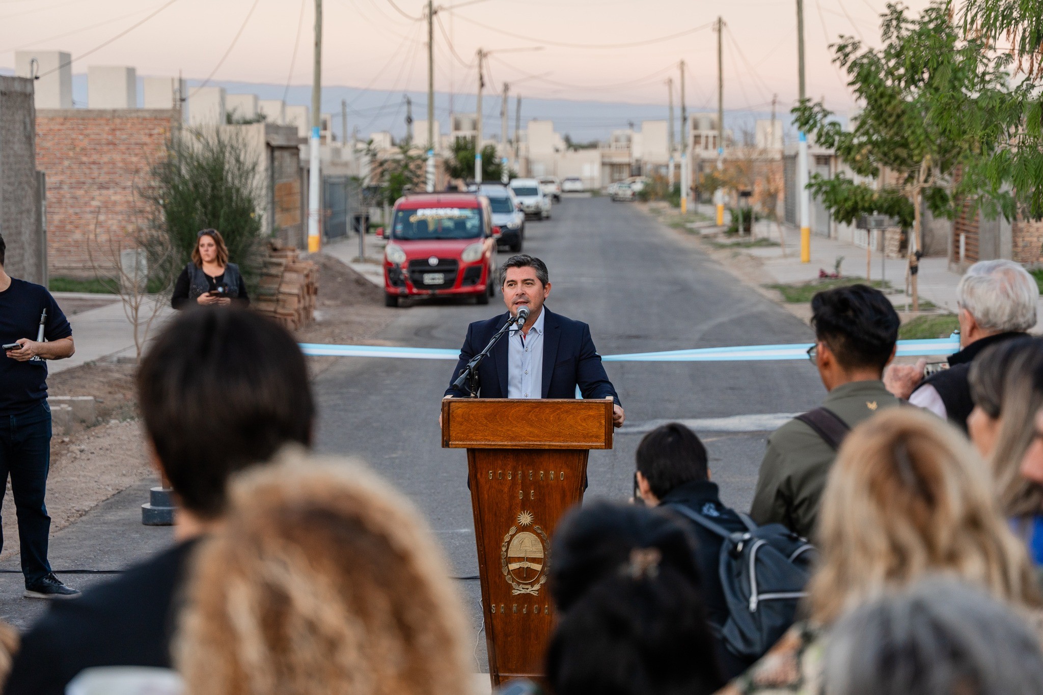 En Rawson el gobernador de San Juan,Marcelo Orrego, inauguró la primera obra del programa provincial de pavimentación urbana