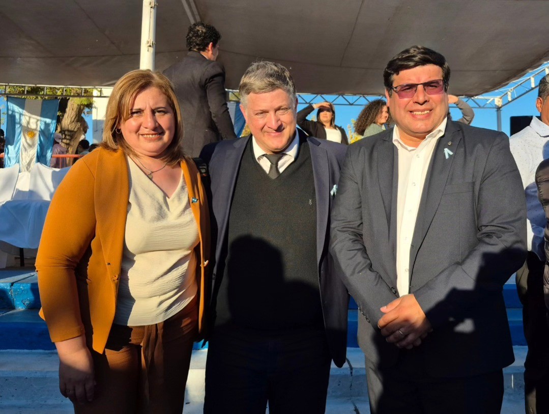 La intendenta de San Martin,Analia Becerra,acompaño al intendente de 25 de Mayo,Rodolfo Jalife  en el desfile cívico-militar realizado en el departamento.