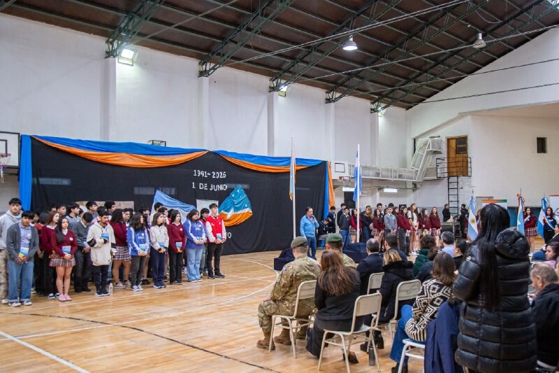 ESTUDIANTES DE TOLHUIN JURARON PROMESA DE LEALTAD A LA CONSTITUCIÓN PROVINCIAL ESTUDIANTES DE TOLHUIN JURARON PROMESA DE LEALTAD A LA CONSTITUCIÓN PROVINCIAL