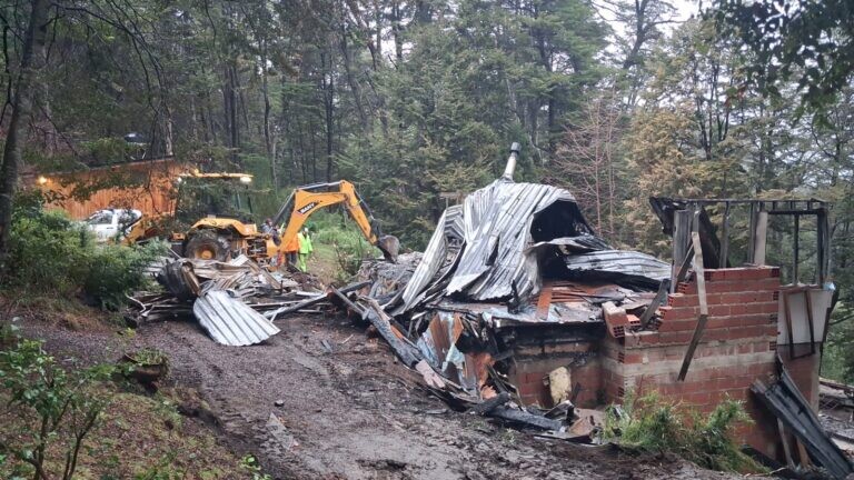 Tras el devastador incendio en el barrio Don Bosco, la Municipalidad asiste con maquinaria para iniciar la reconstrucción