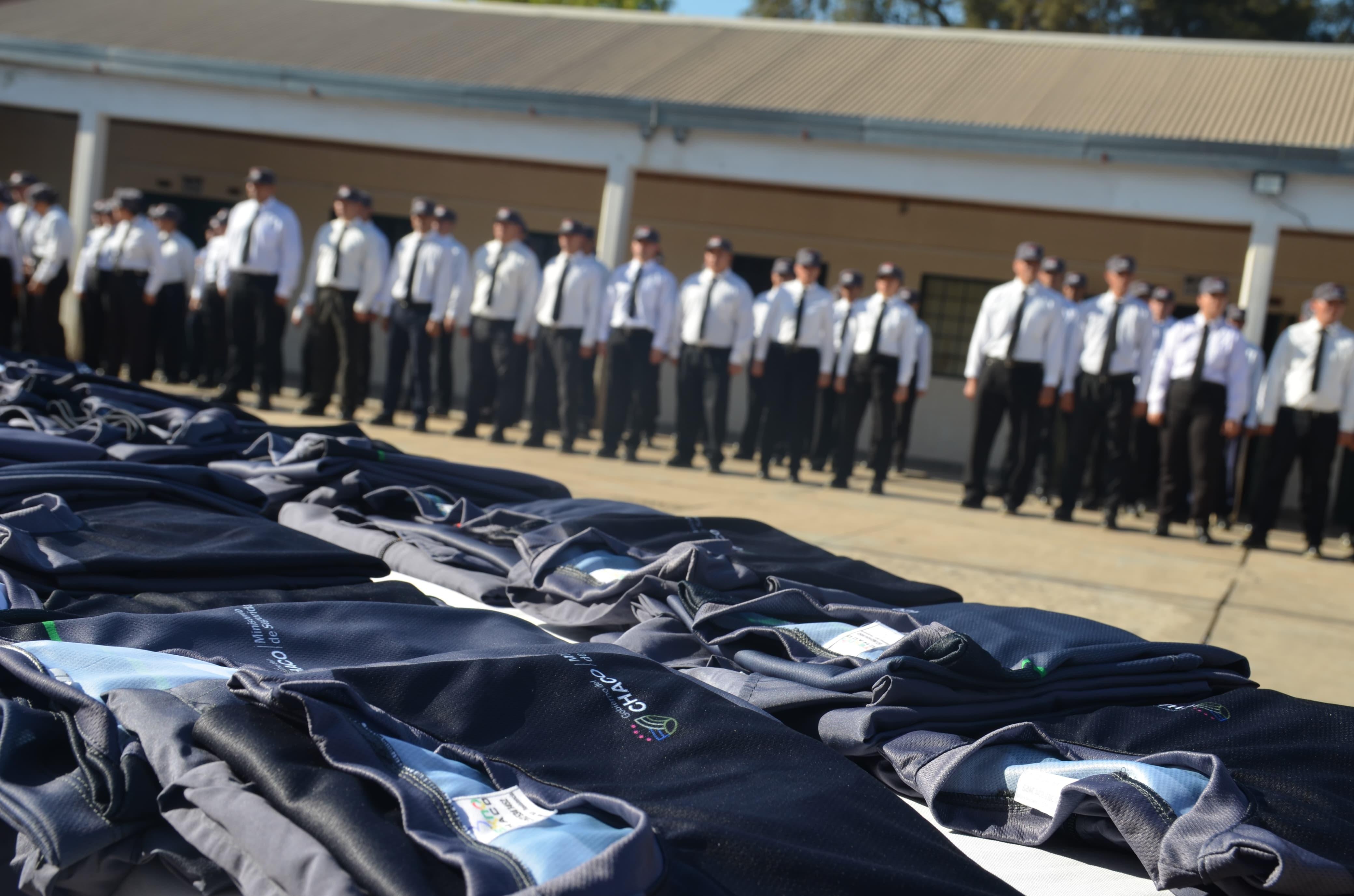 ENTREGA DE UNIFORMES A ALUMNOS DEL VI CURSO DE FORMACIÓN PENITENCIARIA Y RECONOCIMIENTO A PERSONAL ESPECIALIZADO
