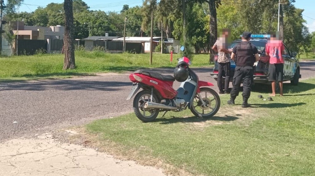 4f1134d3-710a-4506-b1d1-21aa863275af.jpeg El personal policial del Comando radioeléctrico de Villa Ocampo detuvo a un motociclista con marihuana y Cocaína.