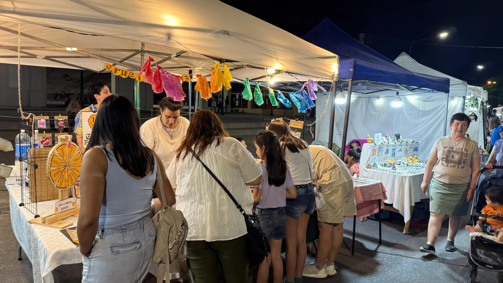 La Plaza España de la ciudad de Salta será escenario este sábado 3 de octubre de una nueva edición de la feria “Luna Llena de Mancias, Oráculos y Feria Holística”.