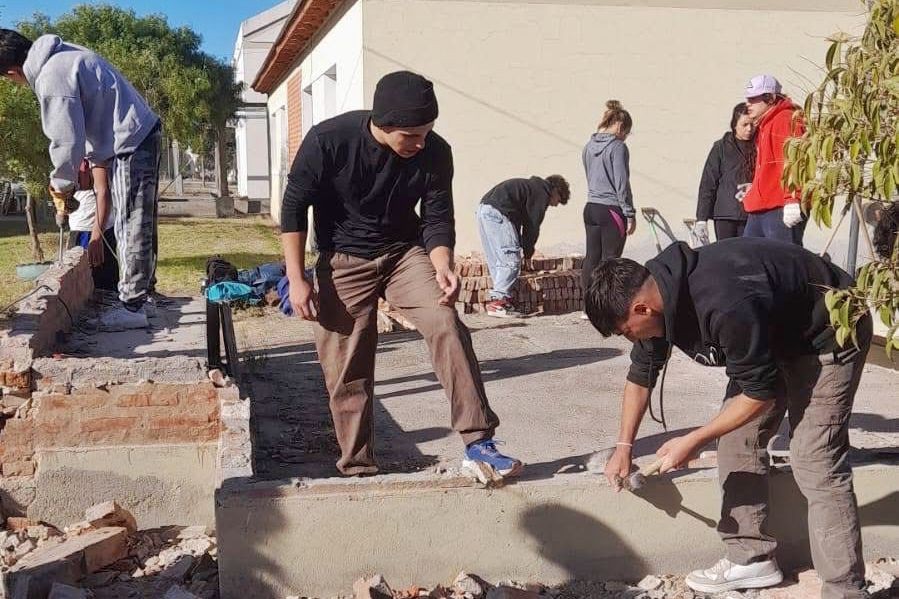 Estudiantes de la Escuela Politecnica Nº702 inician trabajos en casa tuteladas en la construcción de un invernadero