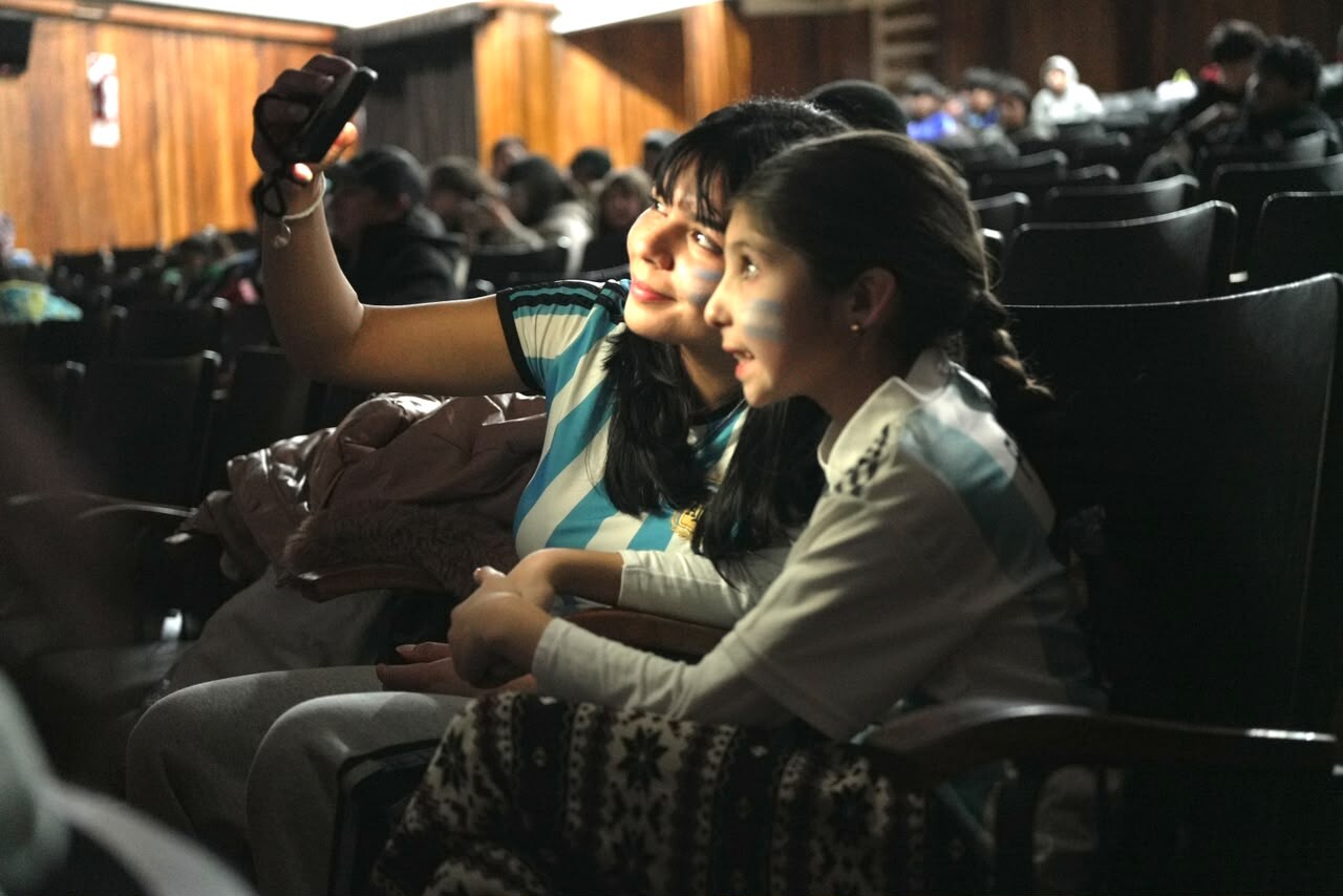 Pasión Albiceleste: familias y vecinos volvieron a colmar el cine teatro de Rawson para alentar a la selección Argentina