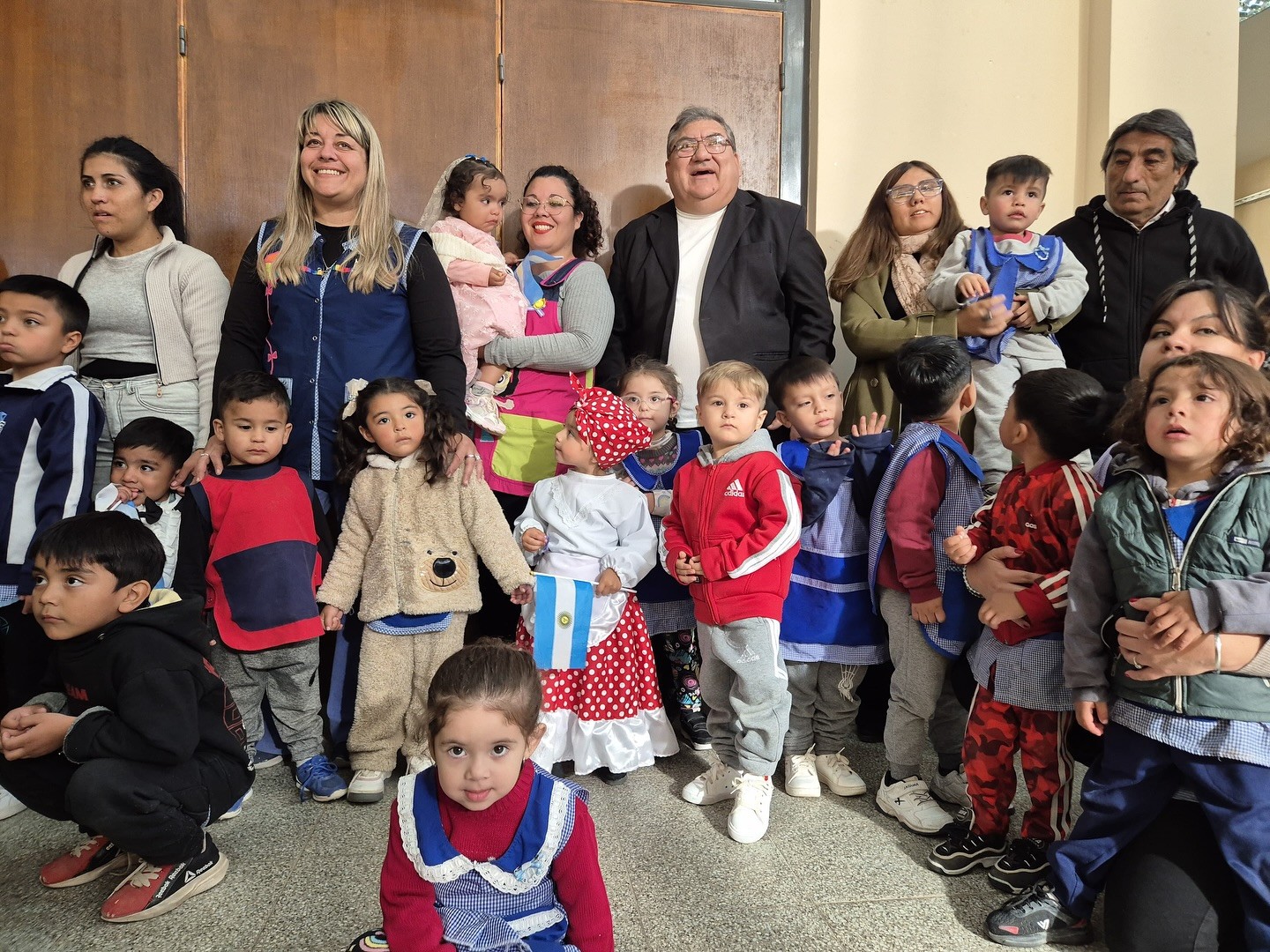 El intendente de Ullum,David Domínguez, compartió la celebración de la Revolución de Mayo junto los mas pequeños del departamento.