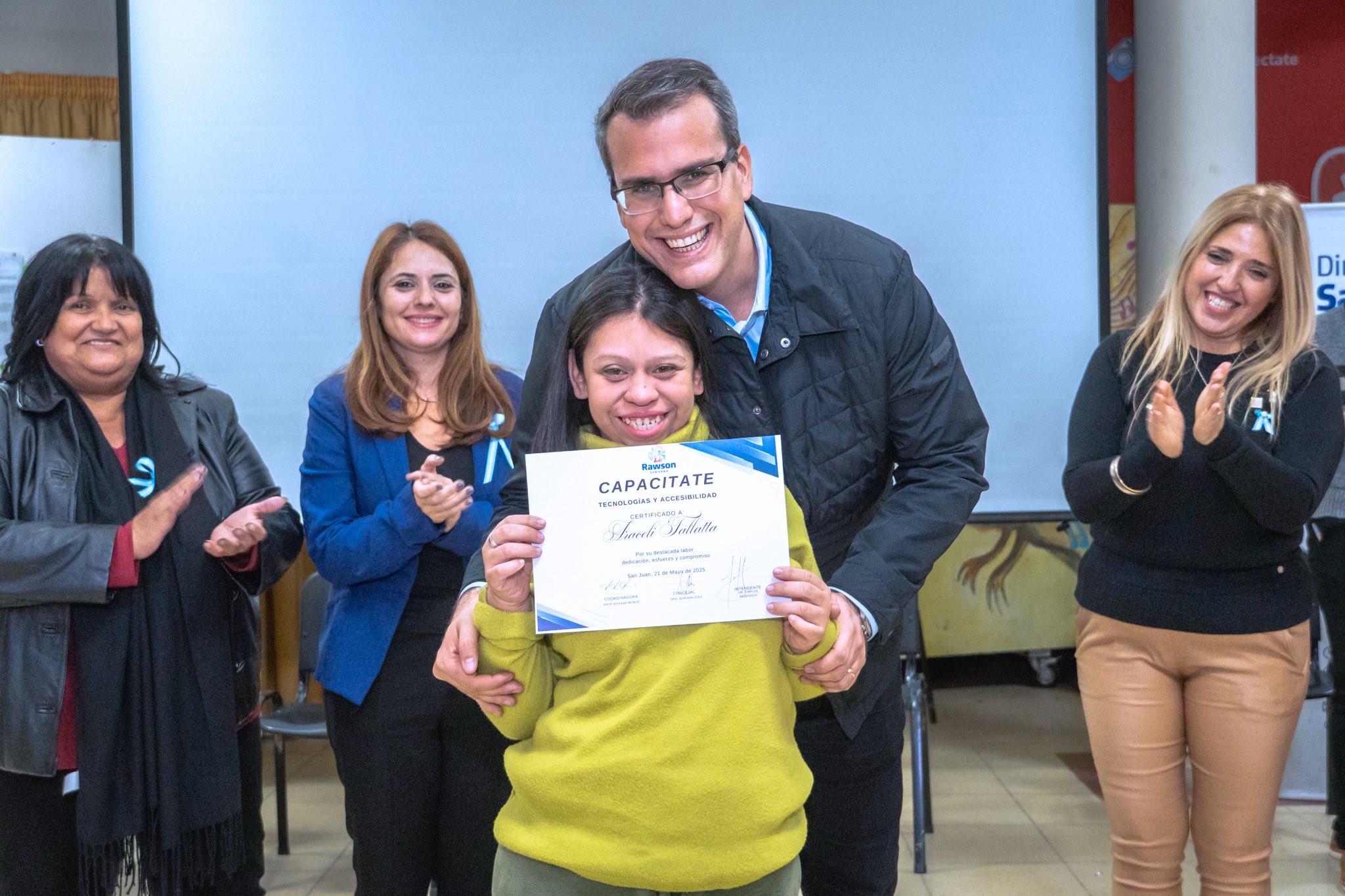 El intendente de Rawson,Carlos Munisaga,hizo entrega de certifiados a alumnos especiales.
