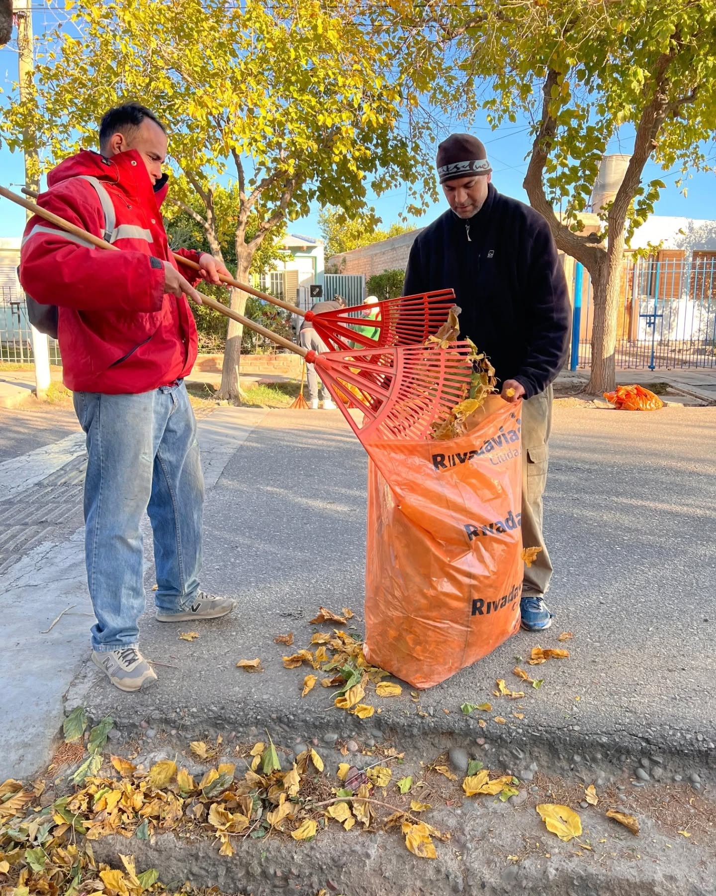 El municipio de Rivadavia continua con su compromiso de limipeza en  cada barrio del departamento.