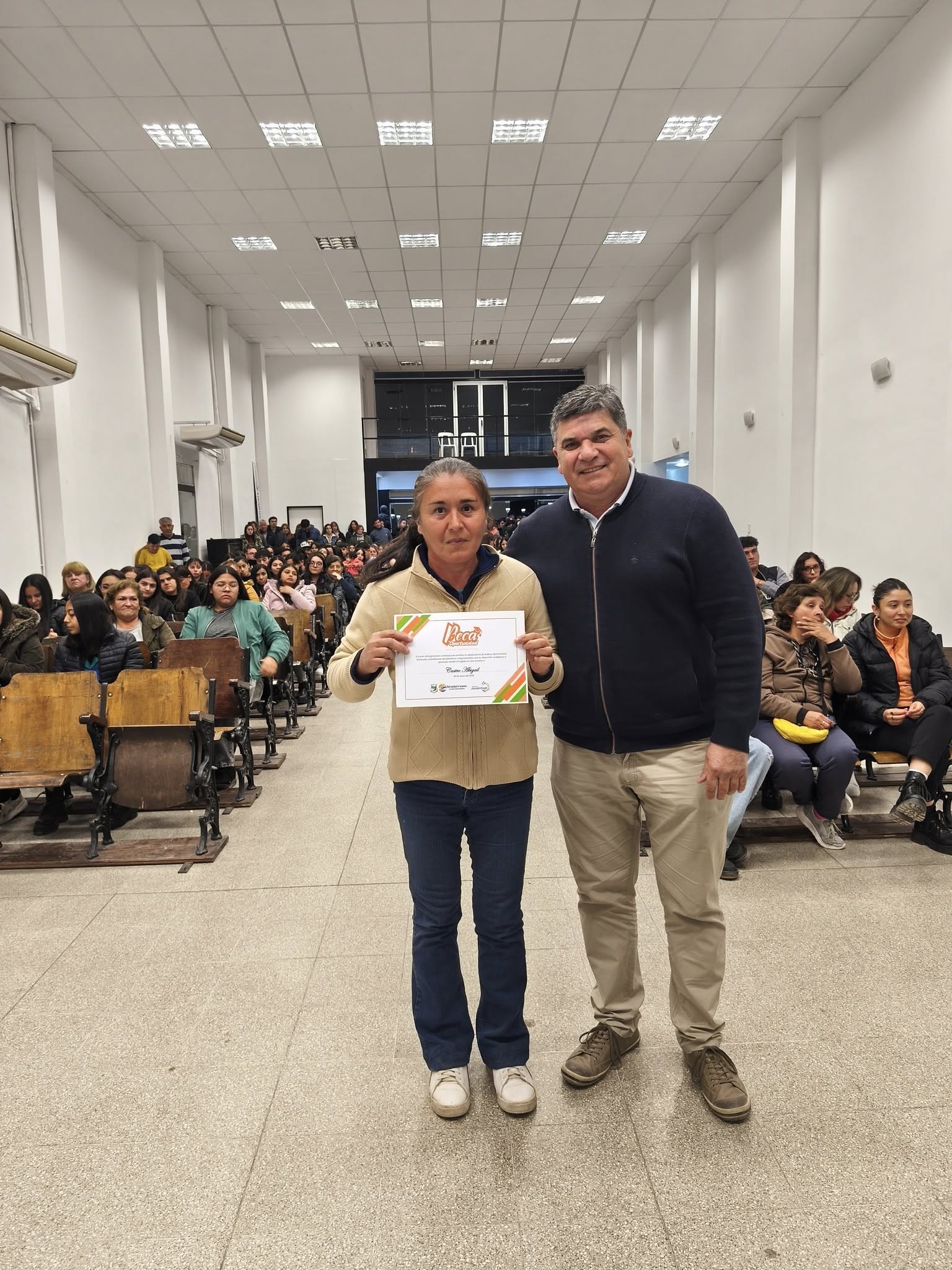 El Intendente de la Municipalidad de Sarmiento, Alfredo Castro, y su equipo, junto al Subdirector de Juventud de la provincia, Yamil Ochi, entregaron más de 220 becas a jóvenes sarmientinos para apoyar sus estudios terciarios y universitarios.