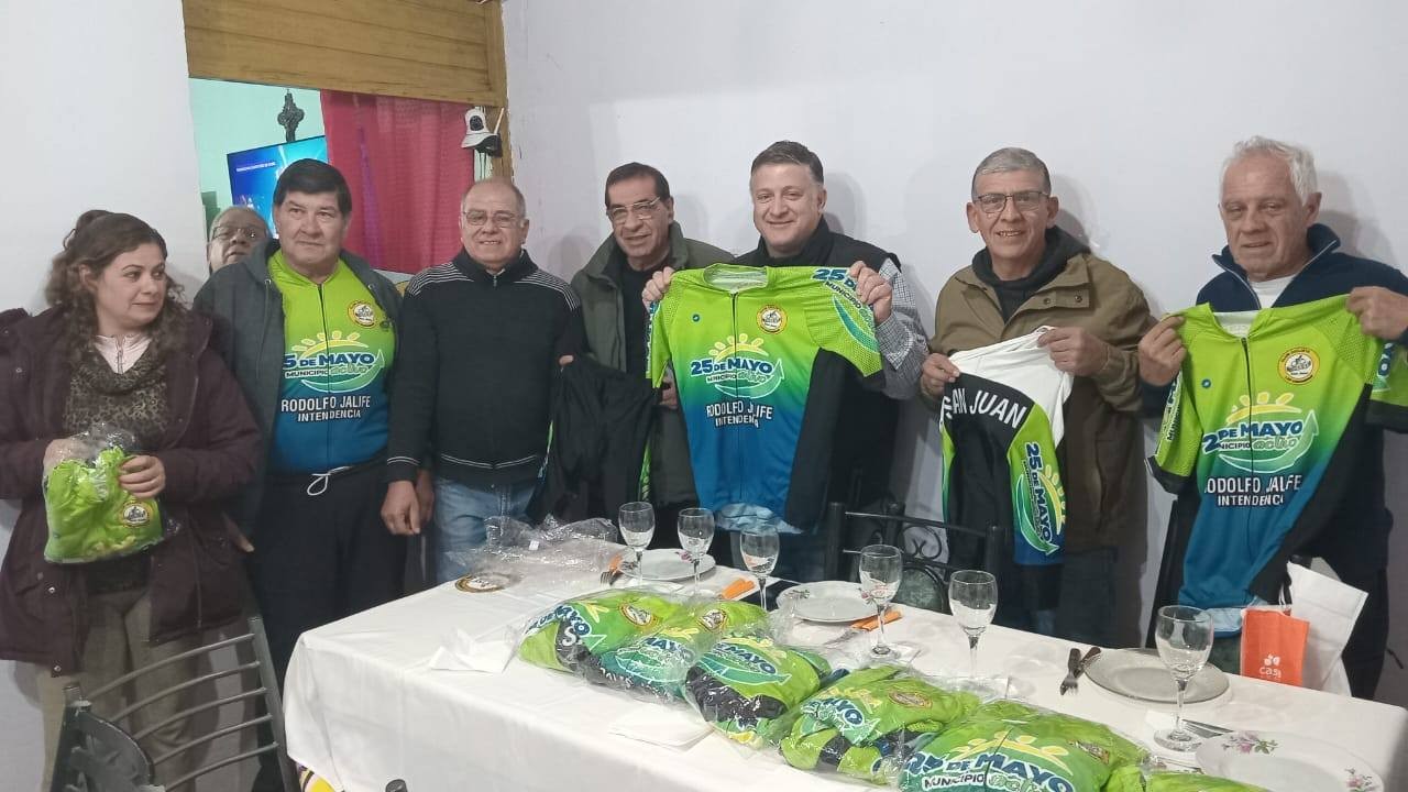 El intendente de 25 de Mayo hizo un valioso aporte a una nueva institución deportiva del departamento.