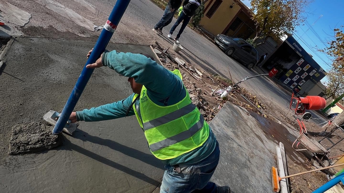 Con recursos propios y mano de obra propia el municipio de Pocito avanza en obras ubicadas en distintos puntos del departamento.