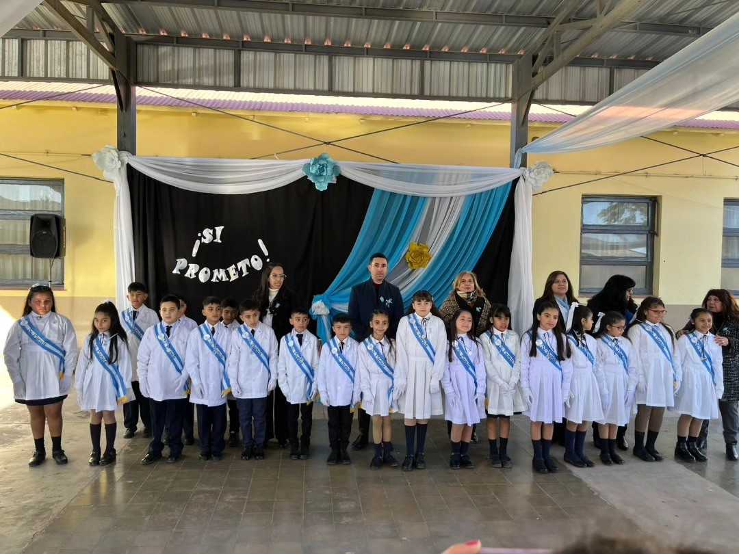 La intendenta de San Martin,Analica Becerra,participo de una emotiva jornada en  la Escuela Alejandro María de Aguado  donde acompaño a niñas y niños en  su promesa a la bandera.