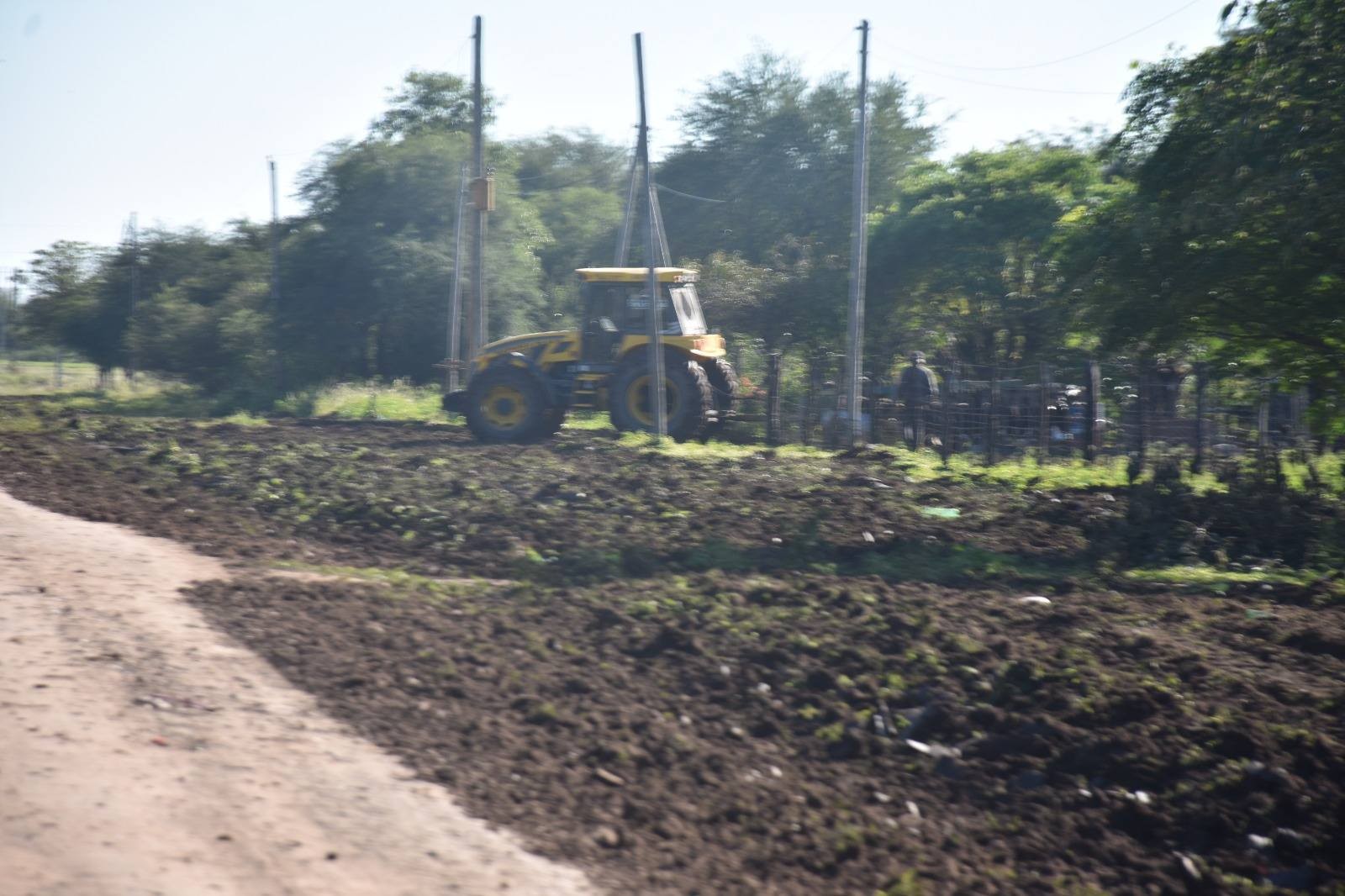 TRES ISLETAS: LA SECRETARIA DE LA PRODUCCIÓN CONTINUA CON EL APOYAMOS LA PRODUCCIÓN LOCAL CON TRABAJOS DE PREPARACIÓN DE SUELOS