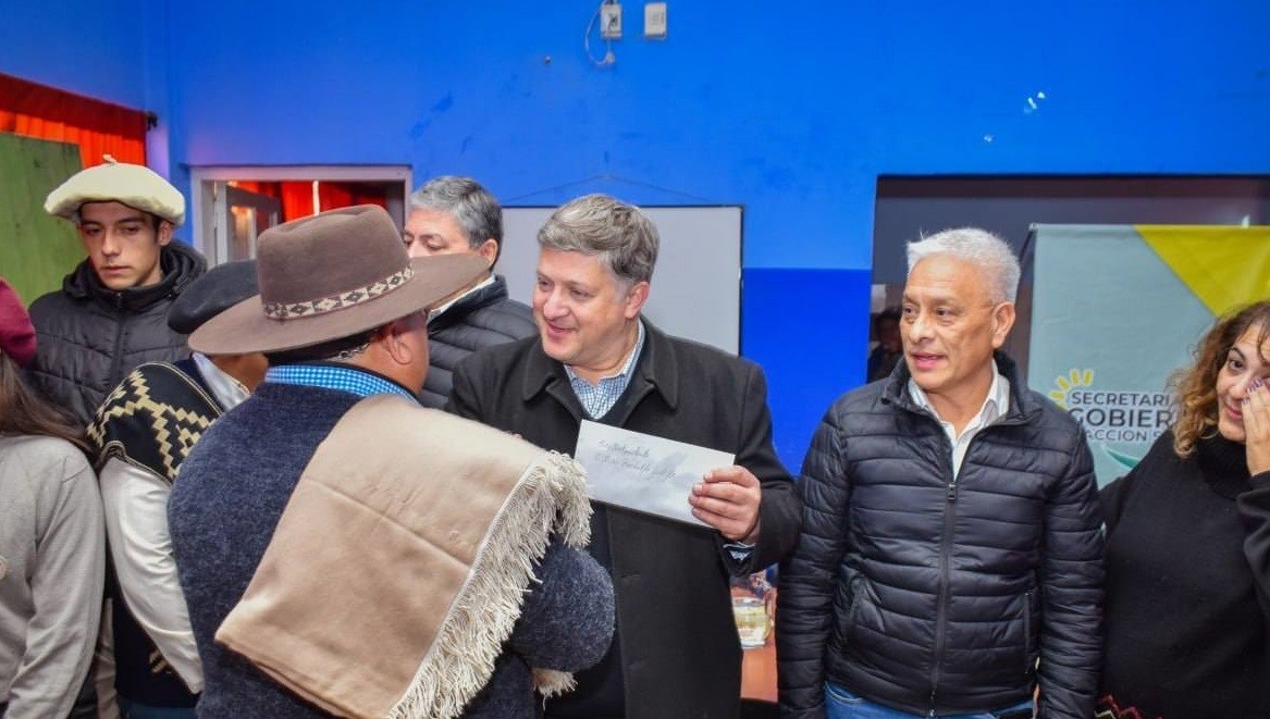 El intendente de 25 de Mayo,Rodolfo Jalife hizo entrega de Aportes Institucionales.