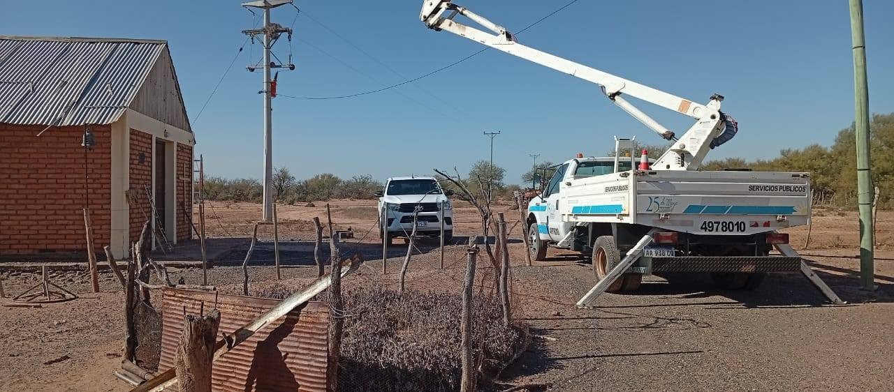 Llegando a cada rincón del departamento, la gestión del intendente Rodolfo Jalife realizo un operativo de luminarias en Las Trancas.