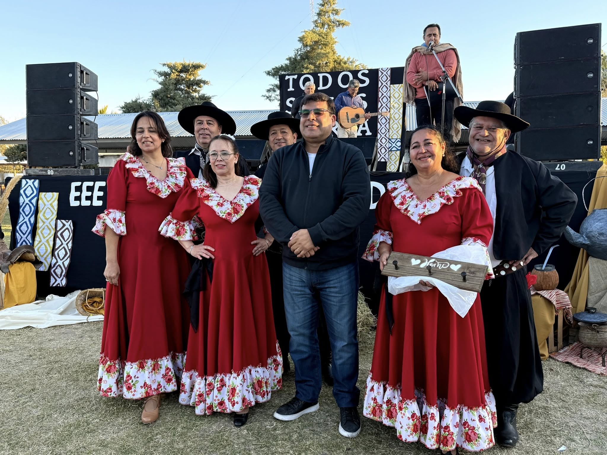 La Escuela Juana Azurduy de Padilla del departamento de 9 de Julio vivió una jornada inolvidable con su peña “La Patria somos todos”