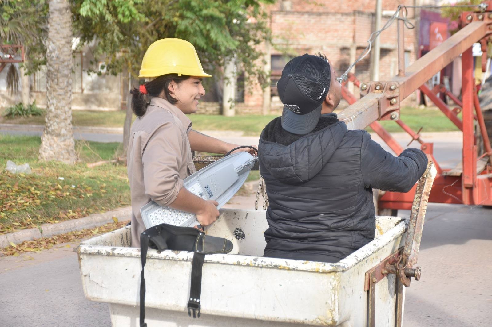 ILUMINAMOS TRES ISLETAS: LOS TRABAJADORES MUNICIPALES AVANZA EL RECAMBIO Y MANTENIMIENTO DE LUMINARIAS LED