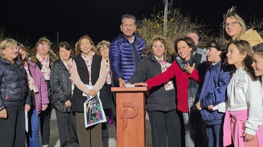 El intendente Fabian Aballay, junto a vecinos y autoridades, inauguró la nueva luminaria LED en el  Barrio UPCN, en la zona norte del departamento.
