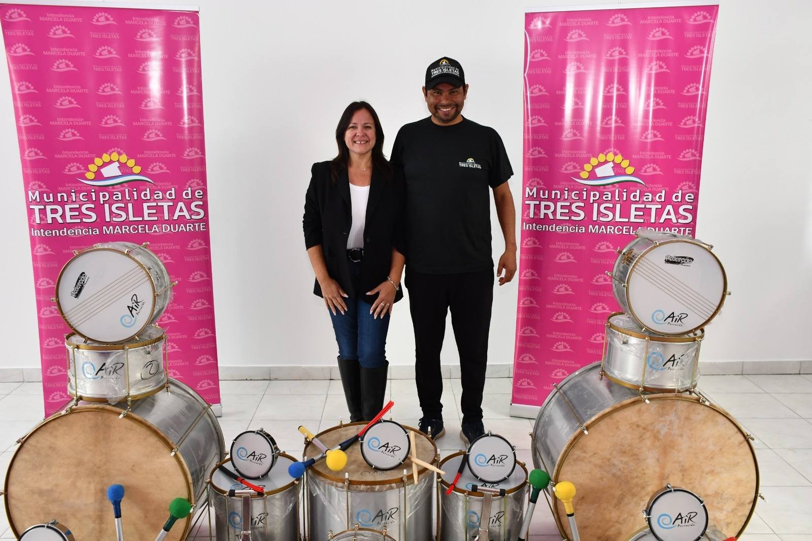 TRES ISLETAS: MÁS MÚSICA, MÁS INCLUSIÓN: LA JEFA COMUNAL RECIBIÓ LOS NUEVOS  INSTRUMENTOS PARA LA ESCUELA MUNICIPAL DE PERCUSIÓN