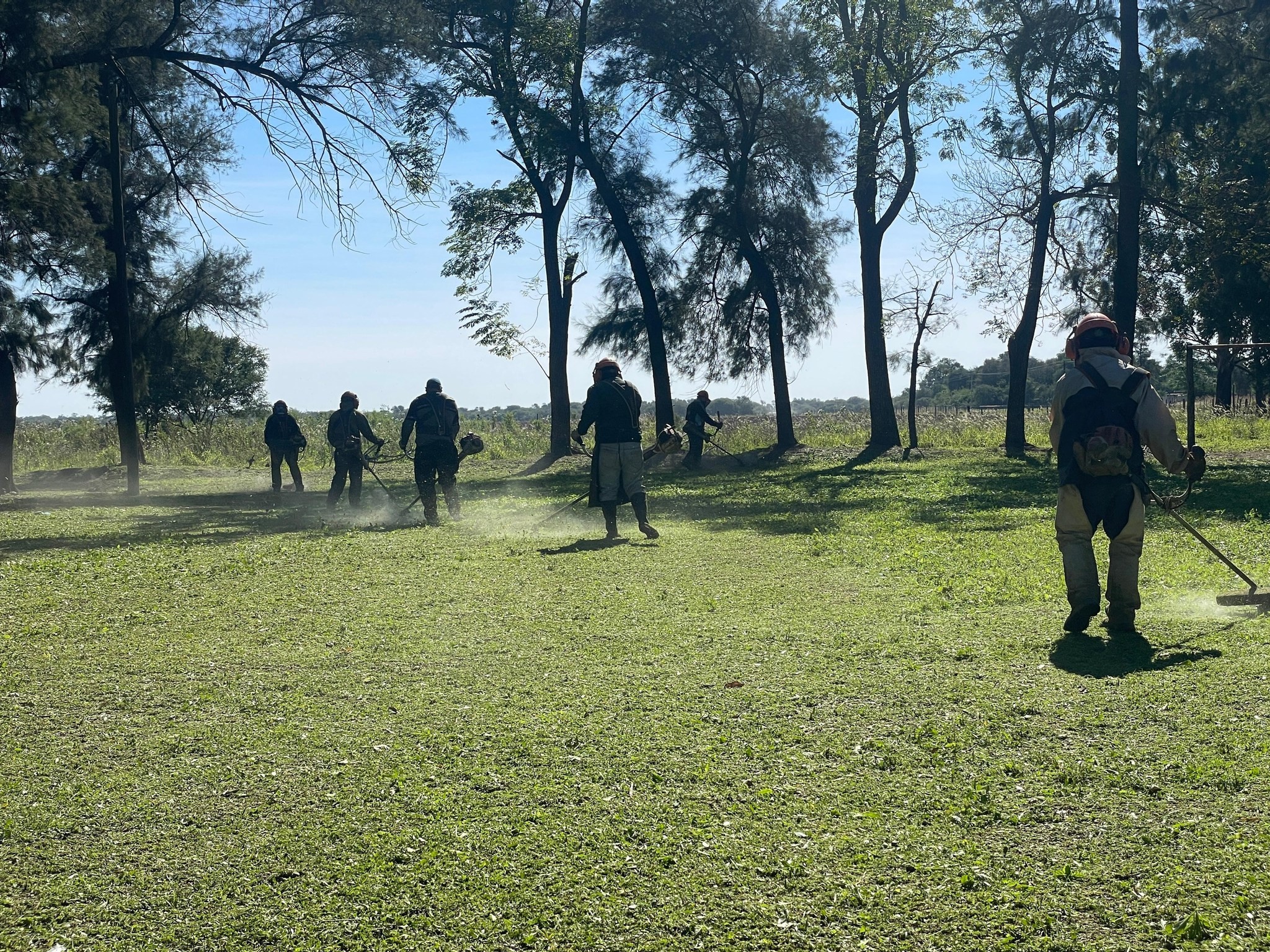 TRES ISLETAS: LOS TRABAJADORES MUNICIPALES REALIZARON UN  OPERATIVO DE LIMPIEZA INTEGRAL EN COLONIA LA MATANZA