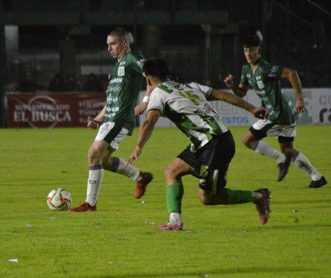 Empató y perdió la punta