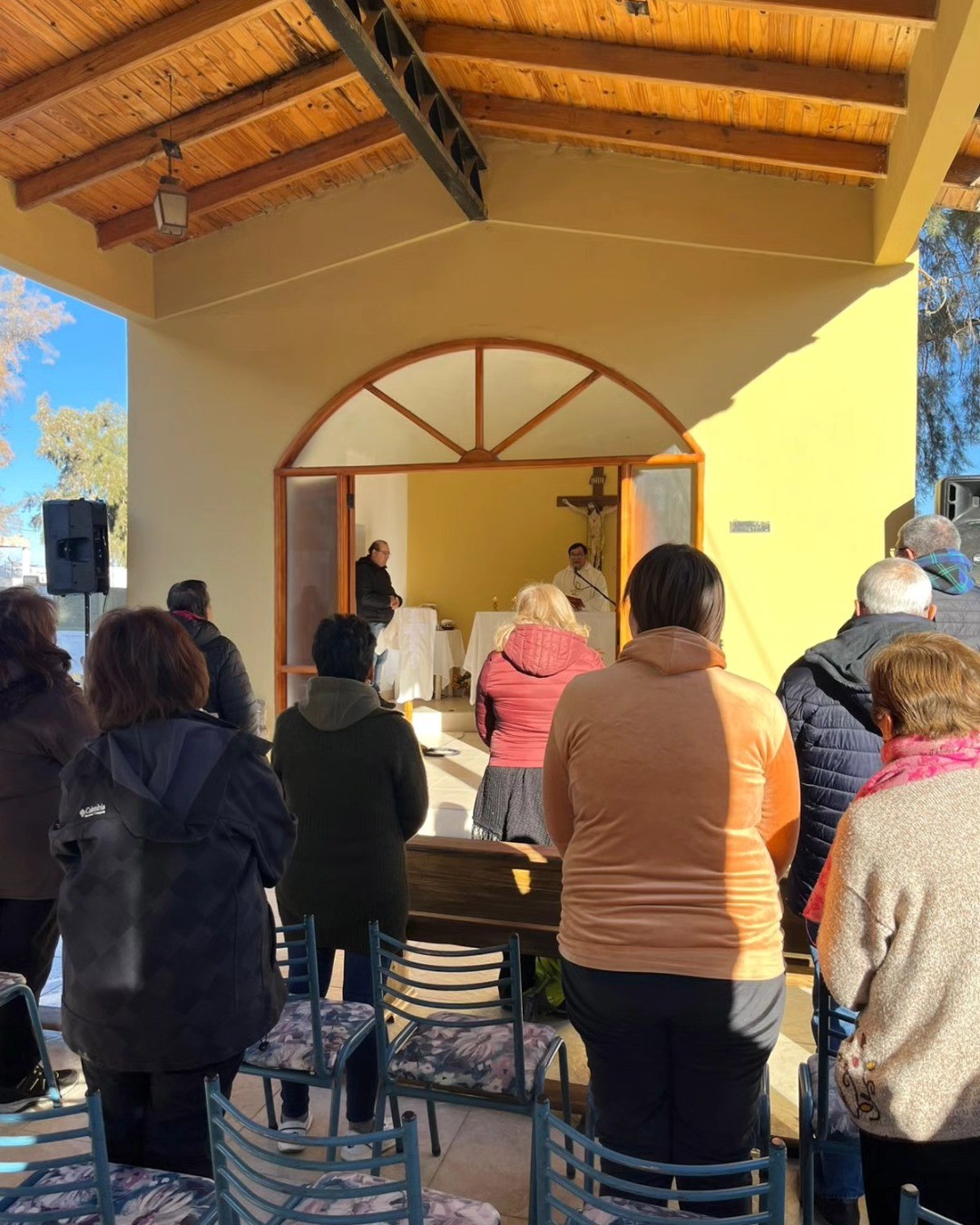 En el marco del Día del Padre, se celebró una emotiva misa en el Cementerio Municipal de San Martín, en memoria de todos los padres fallecidos.