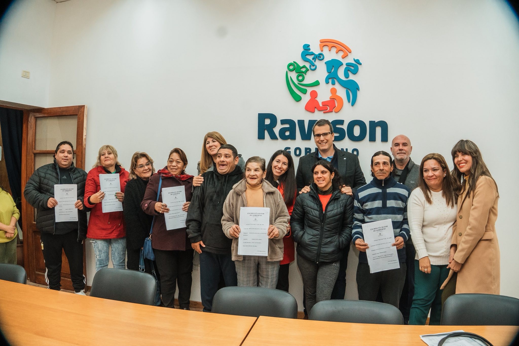 En una jornada  especial el intendente de Rawson,Carlos Munisaga hizo entrega de escrituras a familias de la Villa 11 de Noviembre