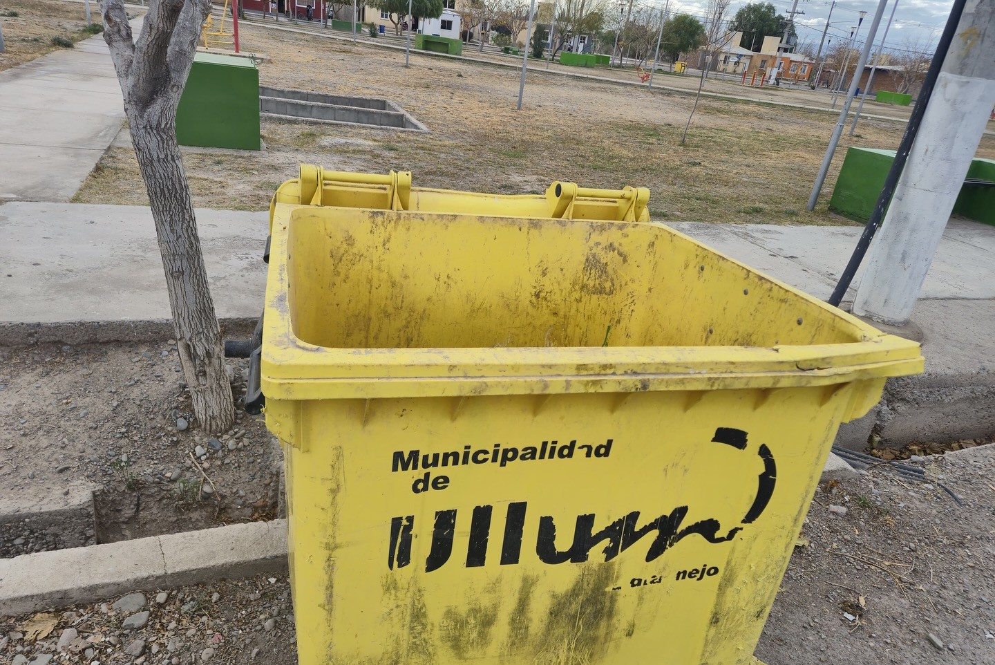 Luego del daño sufrido en contenderos de basura, el municipio de Ullum recordó a los vecinos el modo del uso de estas unidades.