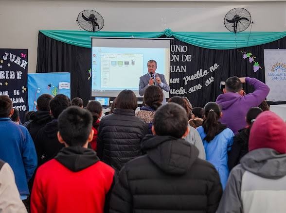 Con la presencia del vice gobernador Fabian Martin, el intendente de Sarmiento, Alfredo Castro participio de la presentación del concurso literario San Juan Escribe .