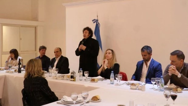 Milei cenó con diputados de LLA y el PRO para asegurar un blindaje a los vetos