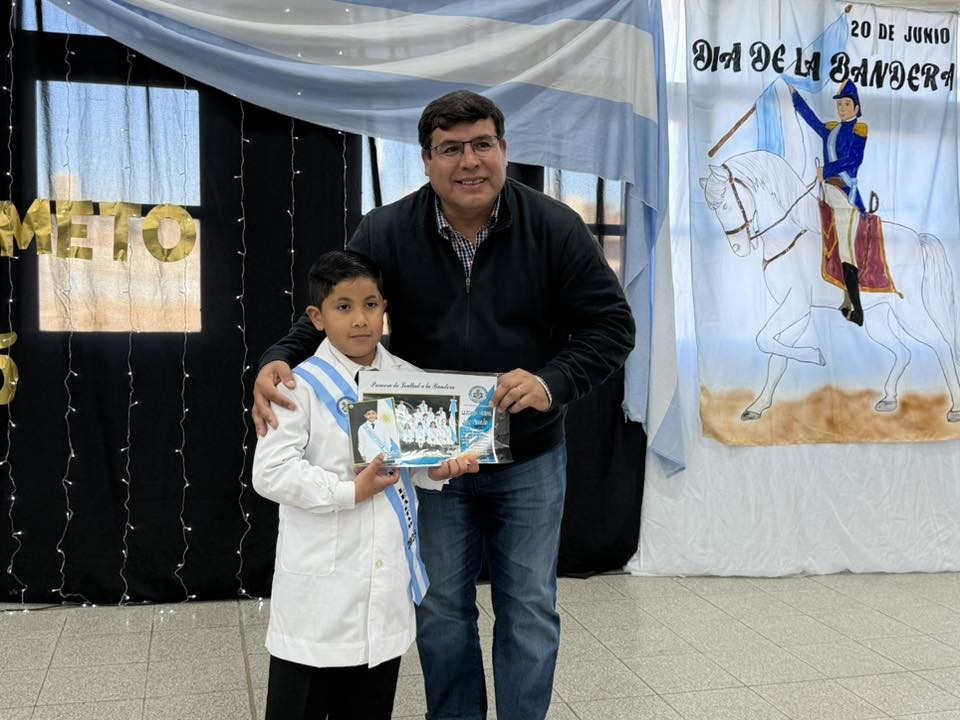 El intendente de 9 de Julio,Daniel Banega estuvo acompañando a alumnos del departamento que se prearan para  la promesa a la Bandera Argentina.