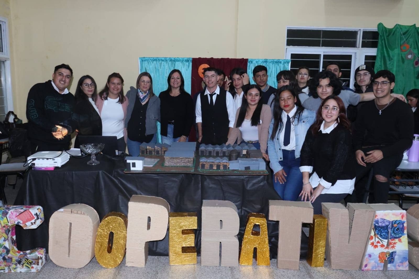 TRES ISLETAS: LOA JEFA COMUNAL LIC. MARCELA DUARTE ACOMPAÑO LA FERIA DE CIENCIAS EN EL ISET CON EL TEMA CENTRAL EDUCAR, CREAR Y TRANSFORMAR