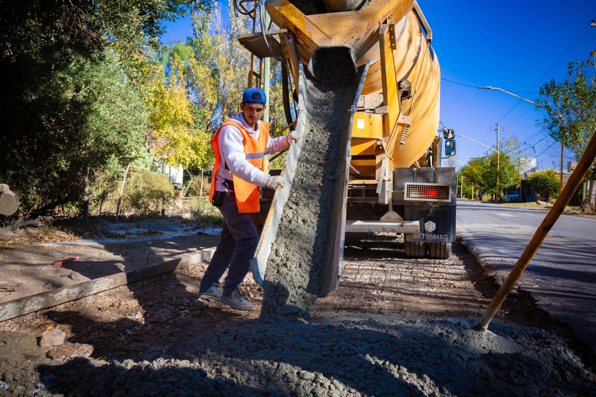 Con recursos propios y mano de obra propia el municipio de Santa Lucia esta avanzando en distintas obras en del departamento.