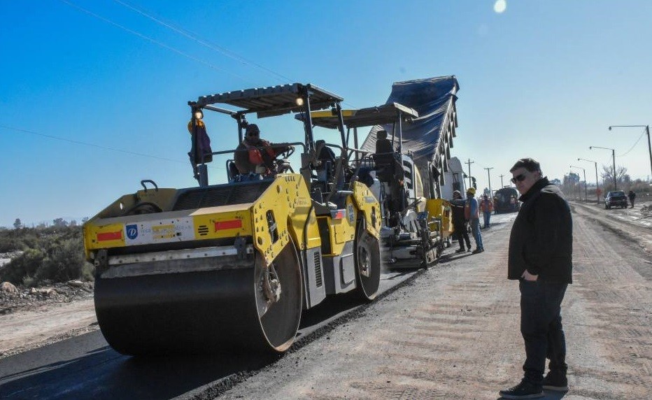 El intendente Rodolfo Jalife de 25 de Mayo,visito el incicio de obra de pavimentación sobre la Calle Enfermera Medina.