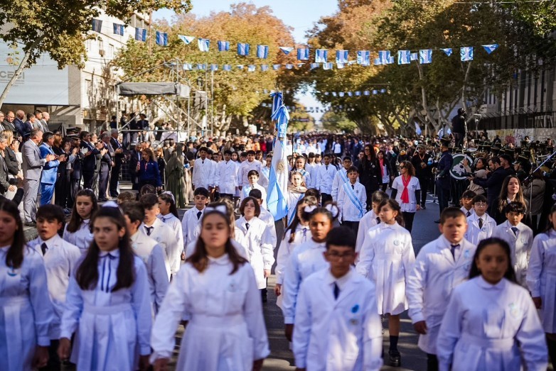 50dc9a3d6cbd6e6f3709334b8031a2f4_L.jpg San Juan celebró los 215 años de la Revolución de Mayo con un emotivo acto encabezado por el gobernador Orrego