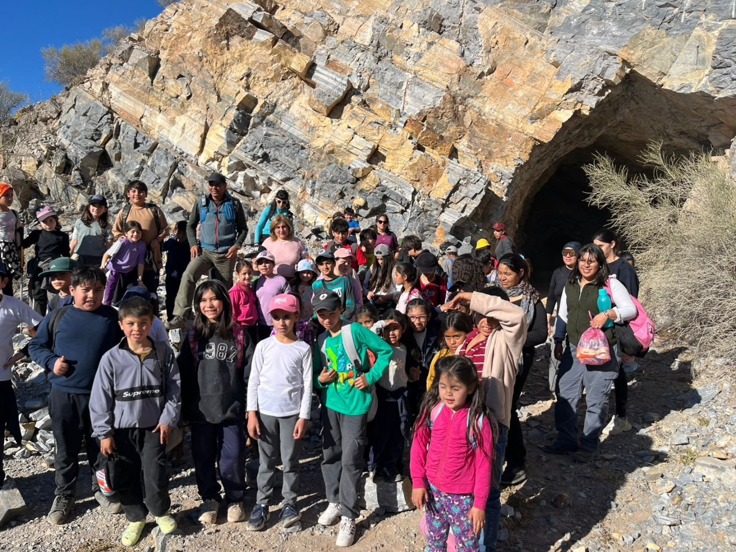 En el marco de las vacaciones de invierno, niños y niñas de 5 a 12 años disfrutaron de una jornada de senderismo y juegos en plena naturaleza en San Martin.
