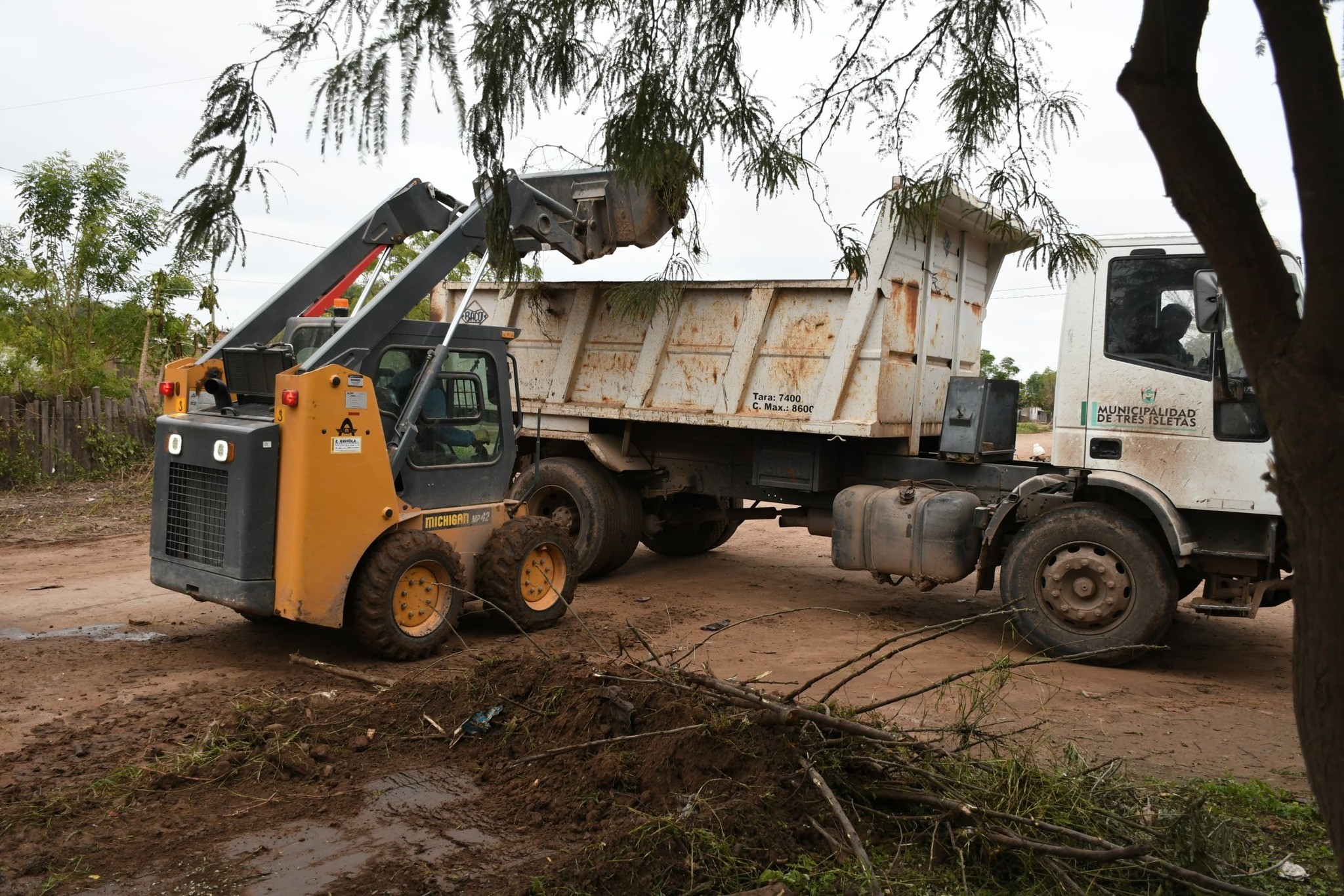 TRES ISLETAS: EN EL  BARRIO RESERVA NORTE: LOS TRABAJADORES MUNICIPALES AVANZAN CON LAS MEJORAS EN INFRAESTRUCTURA URBANA