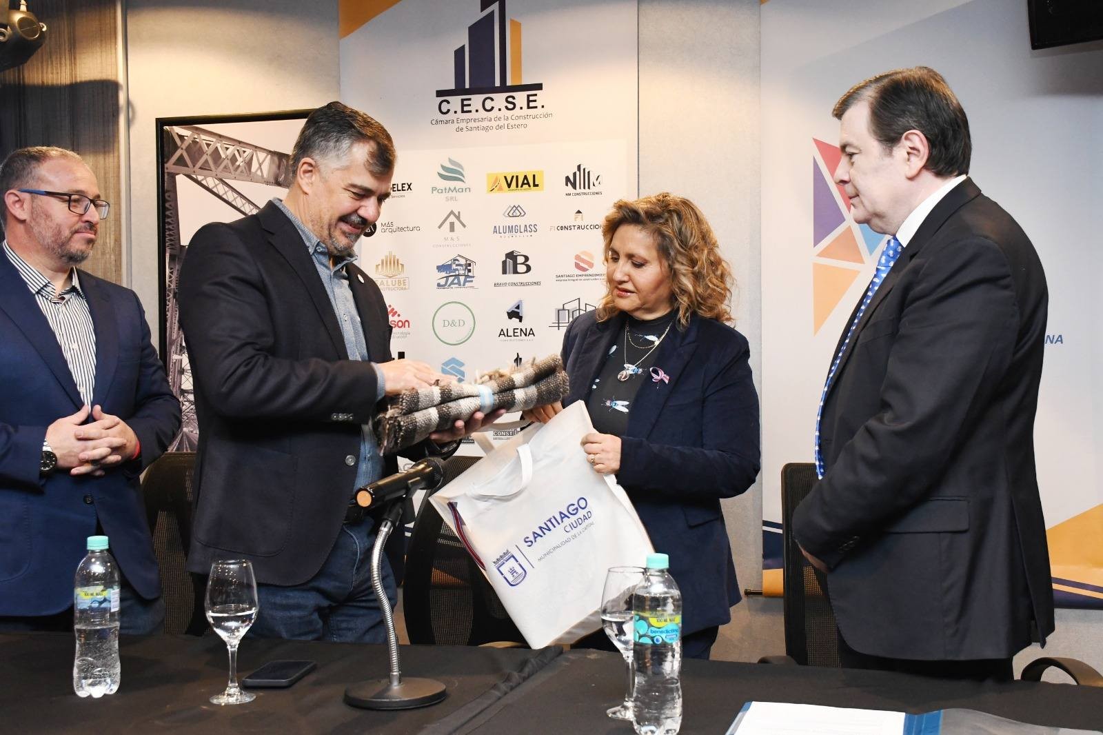 La intendente Fuentes asistió a la ceremonia inicial del Foro Nacional de Pymes Constructoras