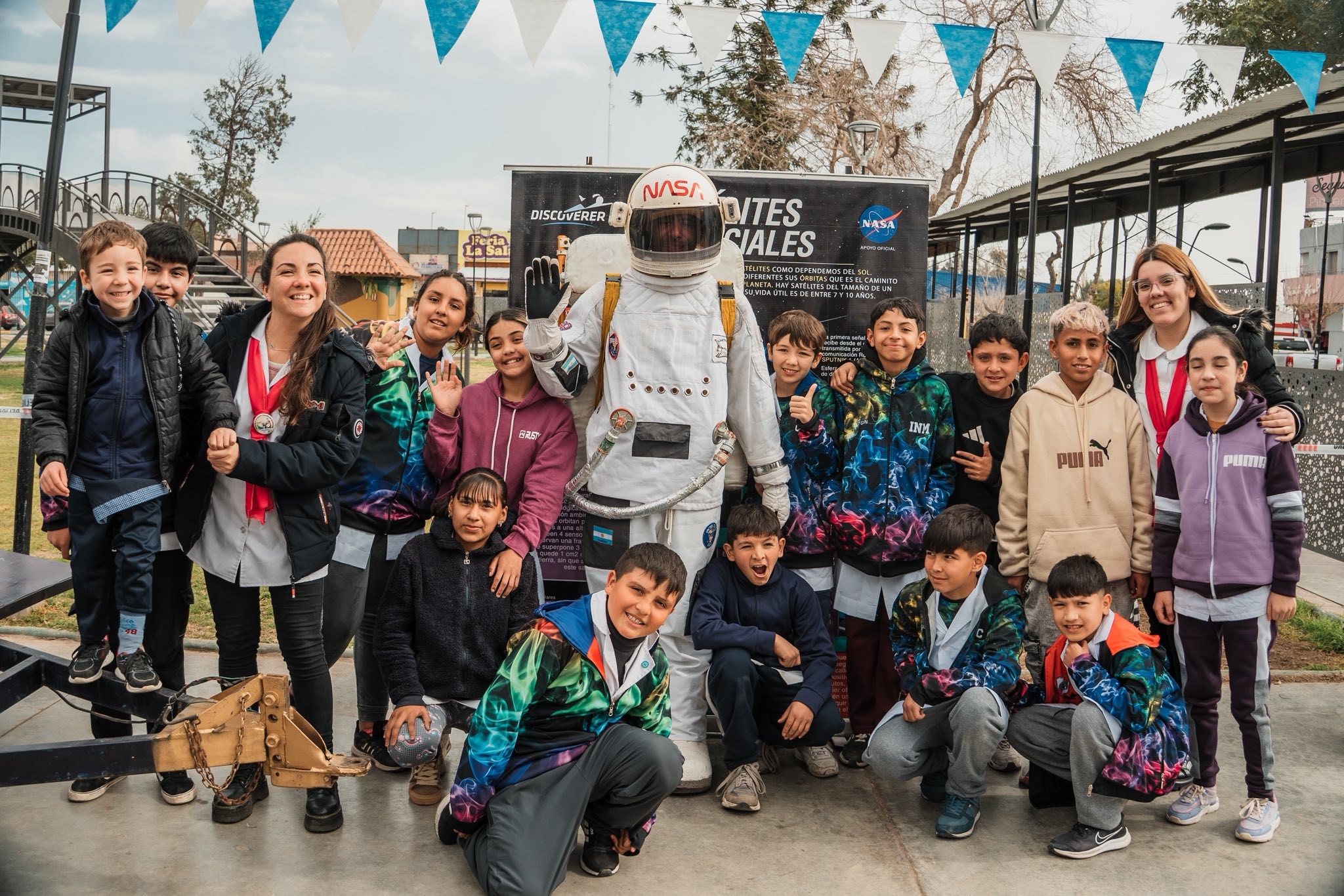 La Nave Espacial Escuela Discoverer aterriza en Rawson para ofrecer un mes completo de actividades interactivas, con el objetivo de despertar vocaciones científicas en niños, niñas y jóvenes.