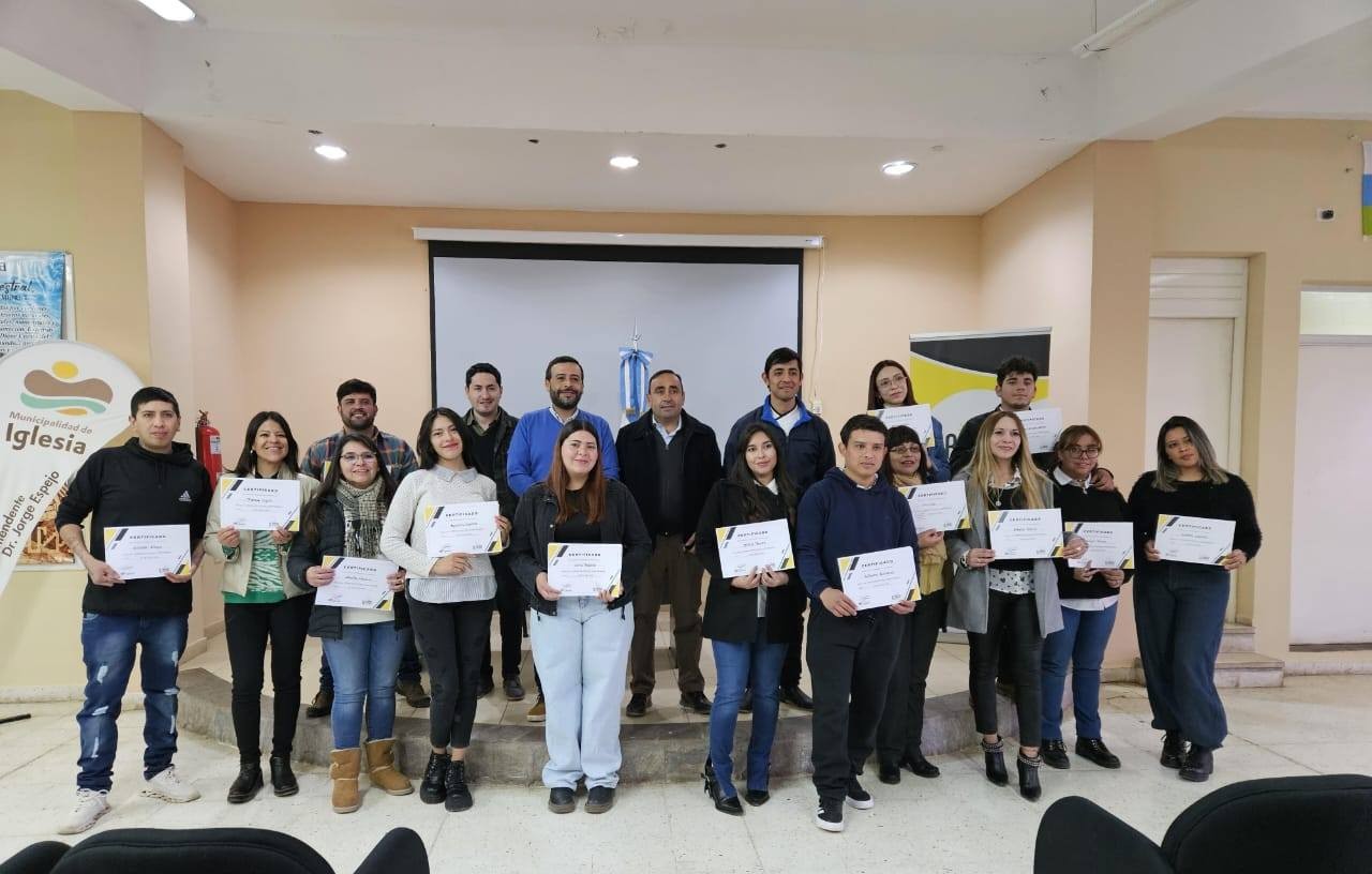 Con capacitaciones que  abren puertas en Iglesia,el intendente Jorge Espejo hizo entrega de nuevos certificados en Curso de Gastronomía.