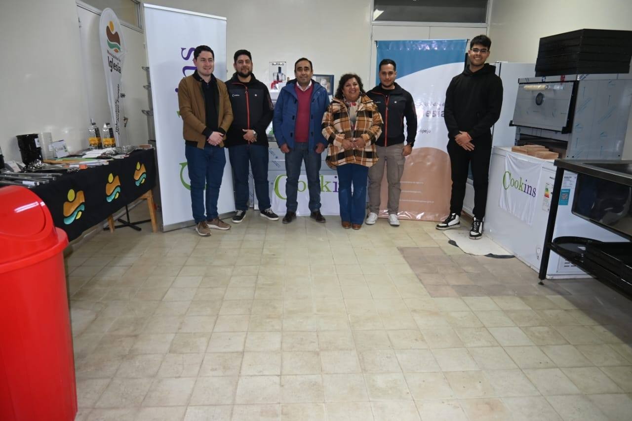 Iglesia invierte en el futuro de su gente equipando con nuevos elementos a la Escuela de Capacitación Laboral de la carrera “Cocinero con orientación en Gastronomía Regional y Turística”.
