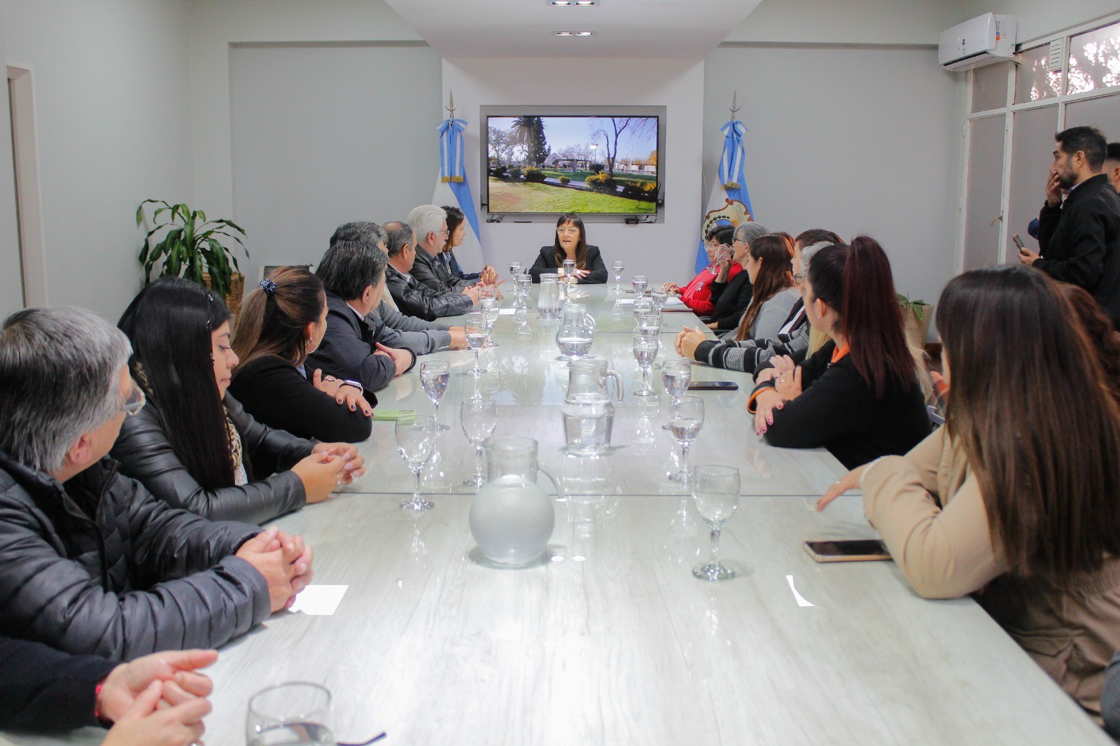 Treinta  trabajadoras y trabajadores del municipio de Chimbas fueron capacitados  con el fin de que puedan  brindar un servicio y atención de calidad a la comunidad.