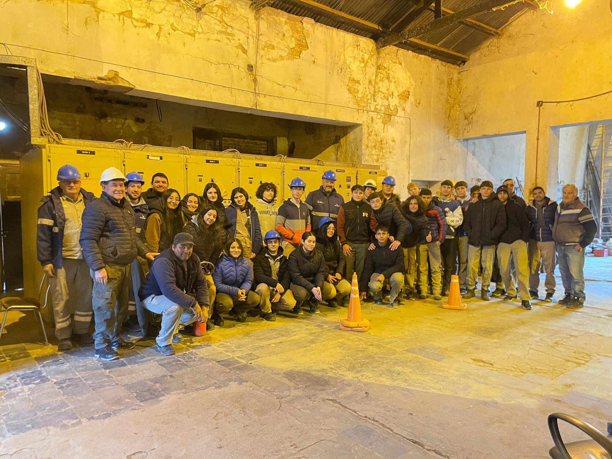 TRES ISLETAS: EN LA JORNADA DE AYER LOS ALUMNOS DE EL COLEGIO TÉCNICO REALIZARON UNA  VISITA EDUCATIVA DE ESTUDIANTES DE LA EET N°20 A LA SUBESTACIÓN TRANSFORMADORA DE SECHEEP