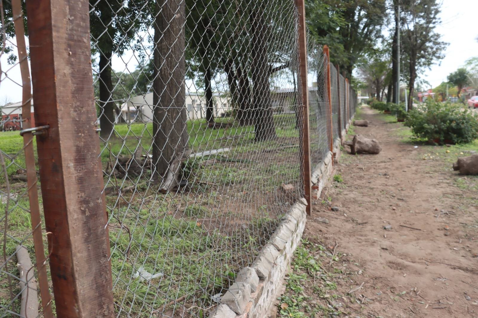 TRES ISLETAS: LO TRABAJADORES MUNICIPALES REALIZARON LA  REPARACIÓN DEL TEJIDO PERIMETRAL DE LA EES N°12