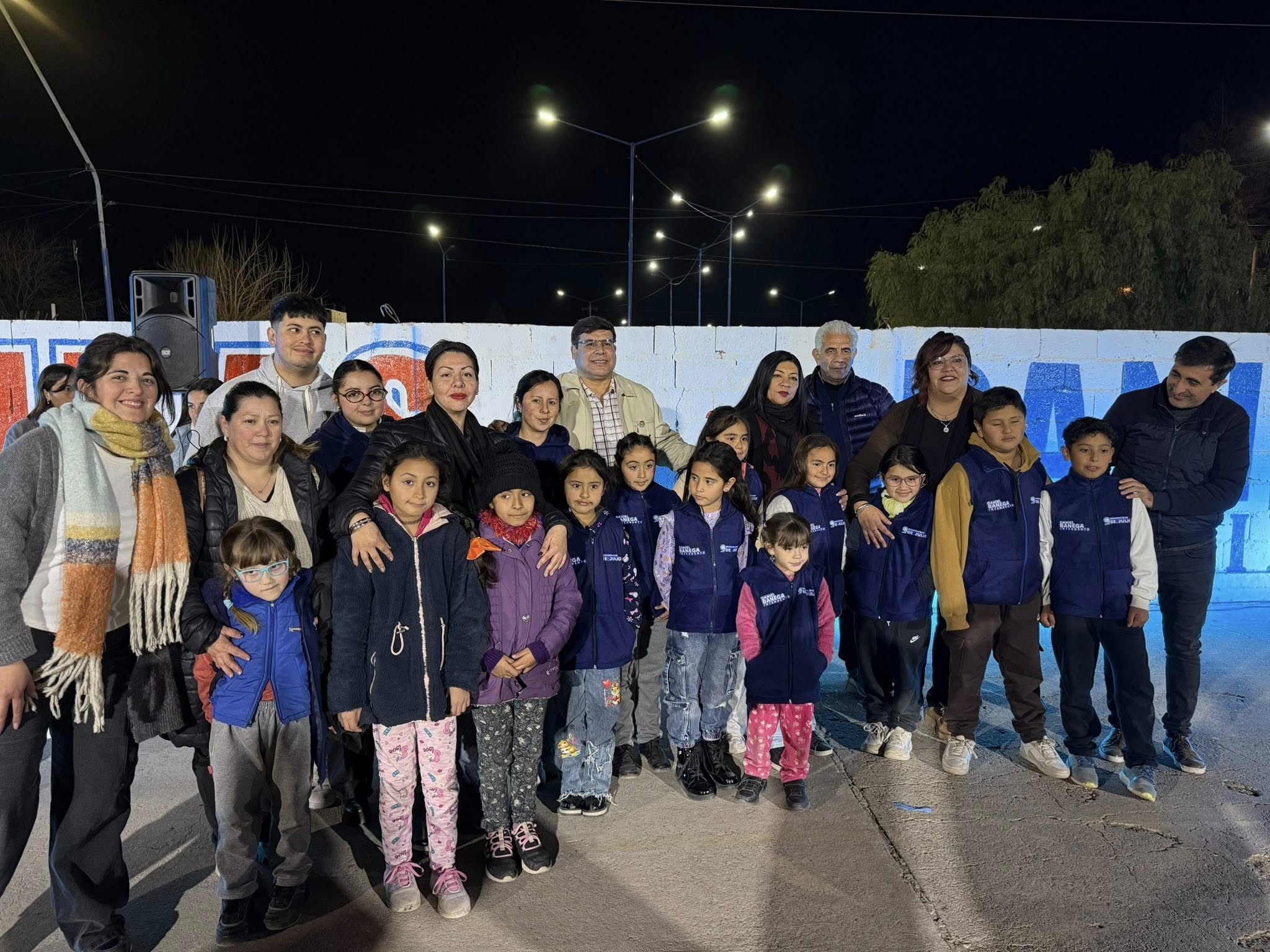 En el marco de la Semana de la Independencia,el intendente de 9 de Julio,Daniel Banega,dejo inaugurado el sistema de iluminación LED del Polideportivo Las Chacritas.