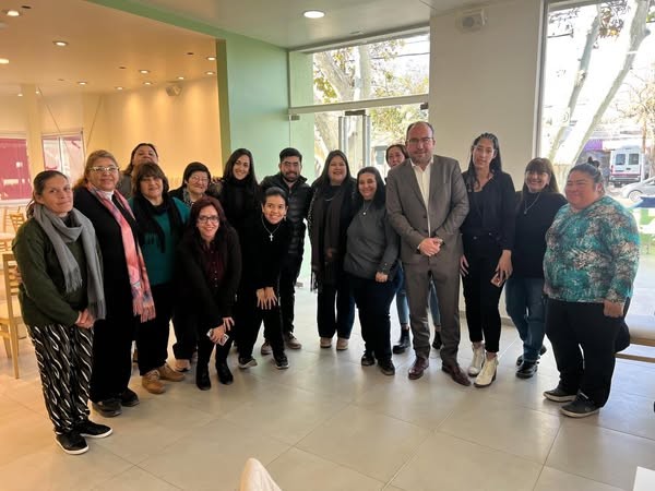 El intendente de Rivadavia,Sergio Miodowsky,compartio un desayuno con el equipo de la Dirección de Educación, Empleo y Juventud y con los chicos y chicas de la Escuela de oficios Rivadavia Capacita, celebrando el cierre del curso de pastelería.