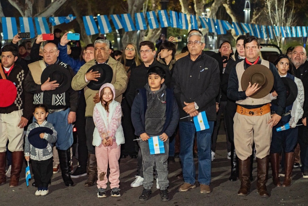 Santa Lucia celebro la independencia con una vigilia que reunió a vecinos e instituciones del departamento.