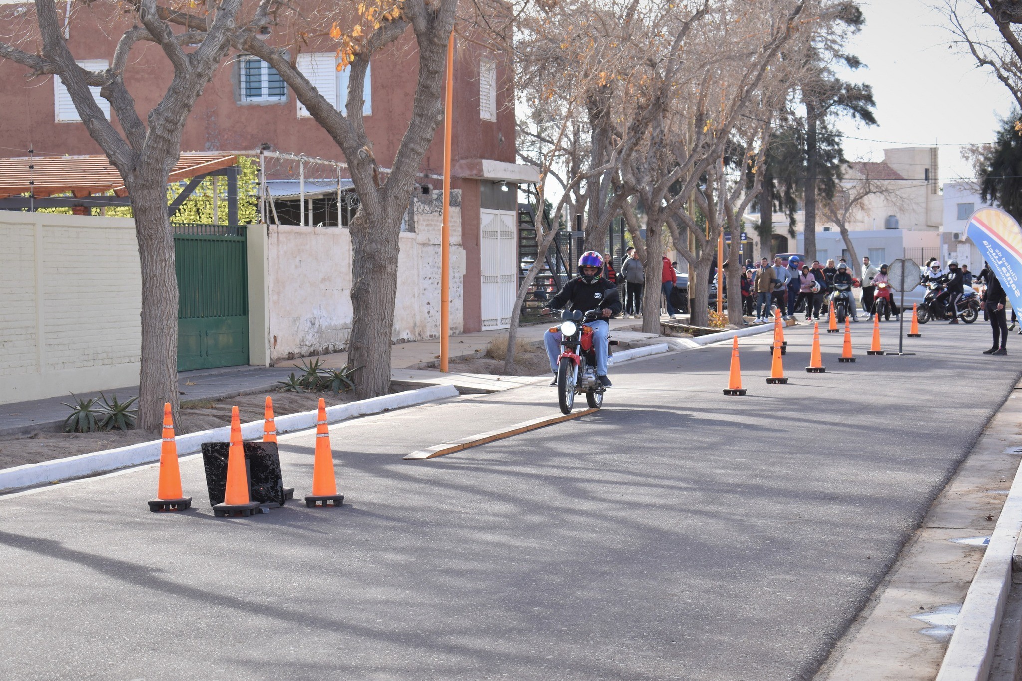 El municipio de Santa Lucia realizo un operativo en conjunto con Emicar donde los vecinos pudieron tramitar  las primeras licencias, renovación de carnet y también   pudieron agregar categorías