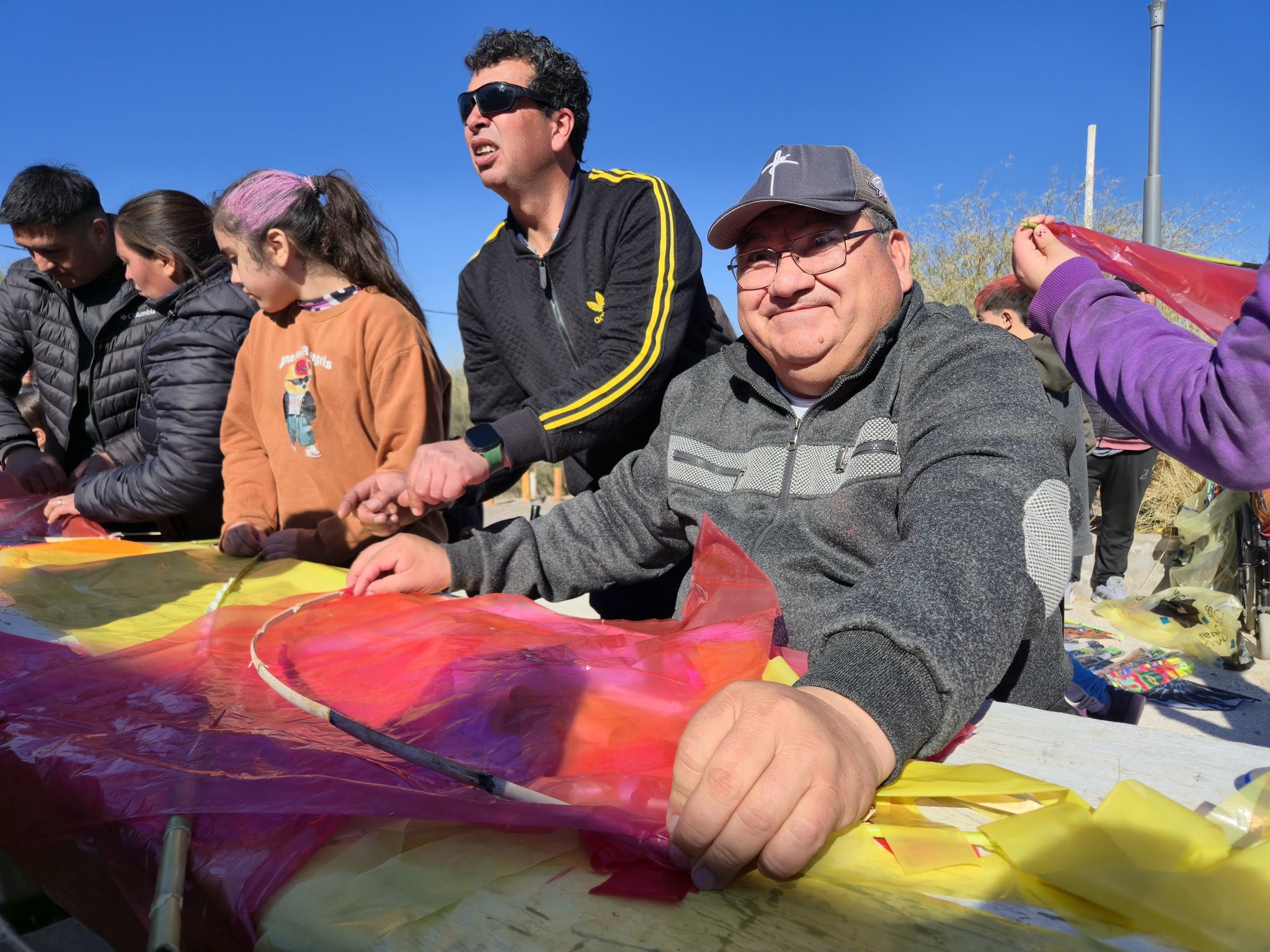 El intendente de Ullum,David Domínguez se sumo al encuentro en La Usina de Ullum con energía eólica donde grandes y chicos jugaron  como niños en el armado de volantines.